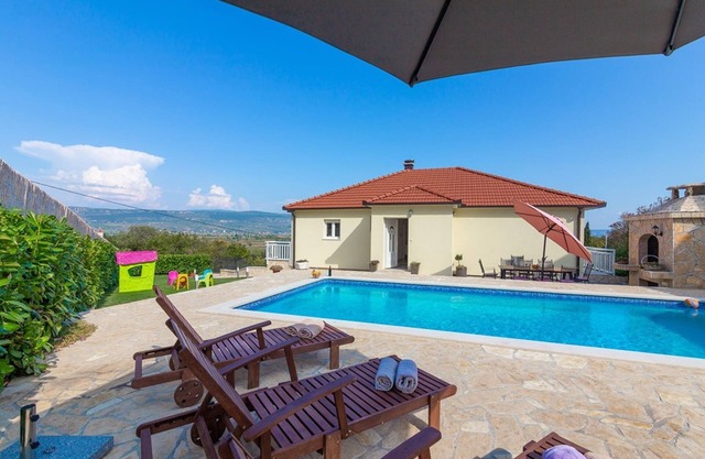 Villa Katarina * mit Pool, Kinderspielplatz, Grillstelle