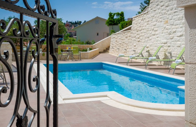 Villa Kogo apartment 8 with a swimming pool, city center Hvar