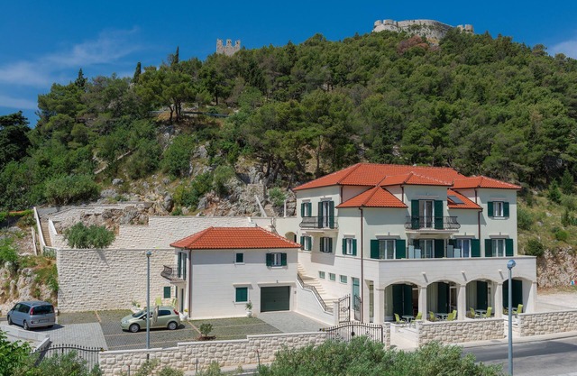 Villa Kogo apartment 9 with a swimming pool, city center Hvar