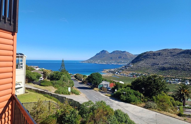 Villa "Kunterbunt" with nfabulous ocean views of the Cape Peninsula