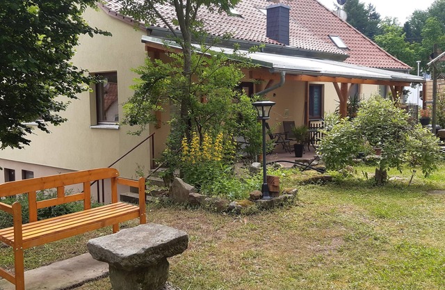 Villa Kunterbunt XXL, 150sqm furnished. Maisonette apartment with garden, sauna, 2 bathrooms
