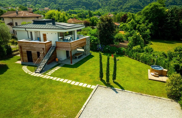 Villa 'La Del Lago' with Wi-Fi and Air Conditioning