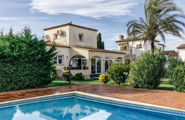 Villa 'La Haya' with Shared Pool, Wi-Fi and Air Conditioning