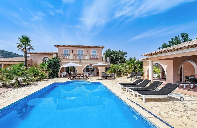 Villa la Lanterne pool, jacuzzi, bocce ball and stunning mountain views