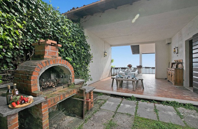 Villa La Quercia Hilly Area Lake View, Toscolano Maderno, Italy