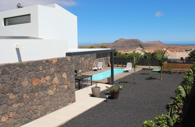 Villa La tabaiba-bright open spaces, private pool, volcano views