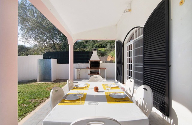 Villa 'Lagos E Relvas' with Mountain View, Wi-Fi and Air Conditioning