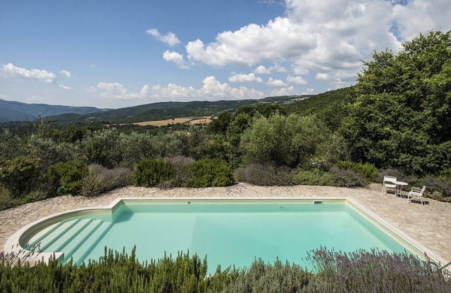 Villa Lavanda Todi, countryside casale with private pool in the heart of Umbria