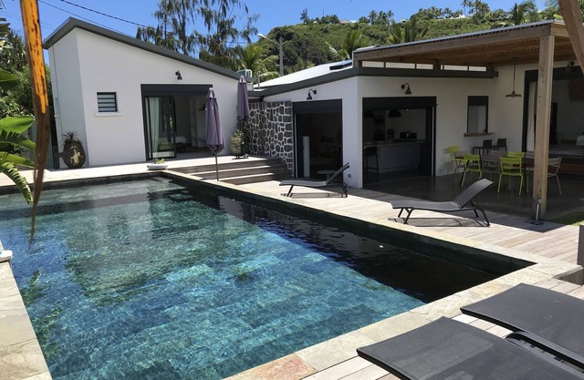Villa 'Le Ravenale' with pool near lagoon and beach in Saint-Gilles-les-bains