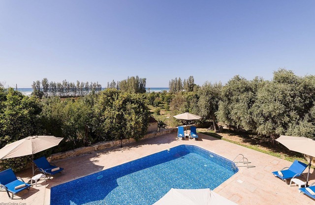 Villa Leantros - Privately Set Villa near the Sea sleeping 8 guests in 4 bedrooms