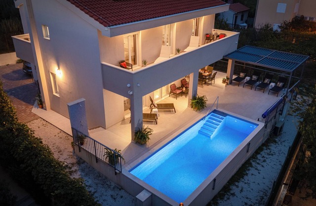 Villa Leonore in Omis + Heated Pool, Fitness, PS5,sandy beach just 3 min walk.