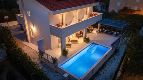 Villa Leonore in Omis with 4 en-suite bedrooms, Heated Pool, Fitness, PS5, completely fenced yard, sandy beach just 3 min walk