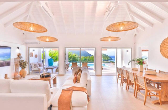 Villa Lily Blue: Spacious and Elegant, Heated Pool, Sea View, 4 Bedrooms