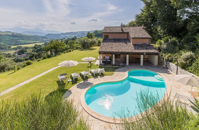 Villa Linda with splendid view and swimming pool in the Marche countryside, 30 minutes from the sea