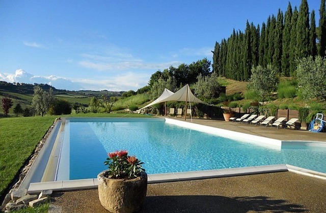 Villa Lionella: A splendid three-story villa surrounded by meadows and by green hills, with Free WI-FI.