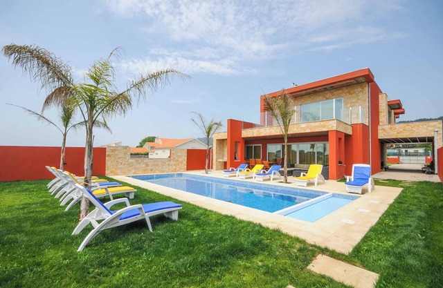 Villa Litoral - Five Bedroom Villa, Sleeps 10