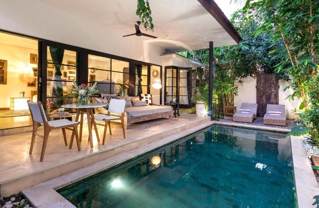 Villa Lora by Villa Finder