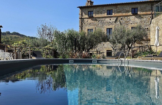 Villa Loredana: A characteristic and welcoming three-story age-old farm house surrounded by the greenery, with Free WI-FI.