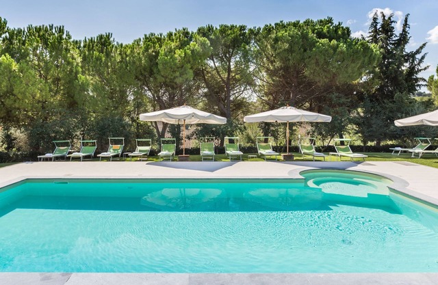 Villa Lorena with pool, surrounded by a park of olive trees, just 15 km from the beach of Senigallia