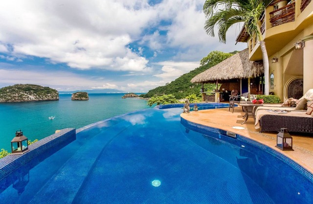 VILLA LOS ARCOS: 5 Star Oceanfront With Full Staff