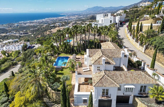 Villa Los Monteros - 5 Bedroom Bohemian Retreat!