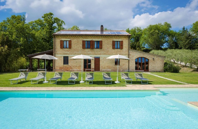 Villa Lucia with pool in the Marche region, elegant and spacious, a few kilometers from the Adriatic