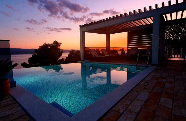 * Villa Lucic Omis * for 1-10 people with a wonderful sea view