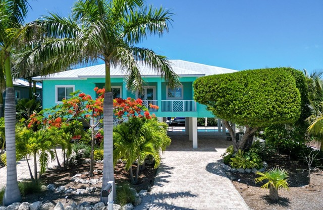 Villa Lucie | Canalfront home w/5 bedrooms + pool + boat lift