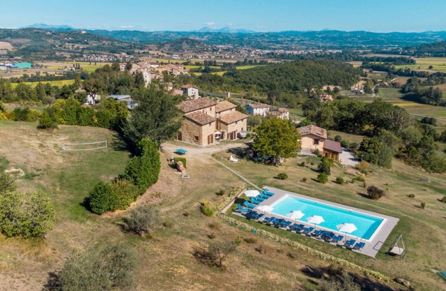 Villa Lugnano, villa with private pool perfect for families or groups
