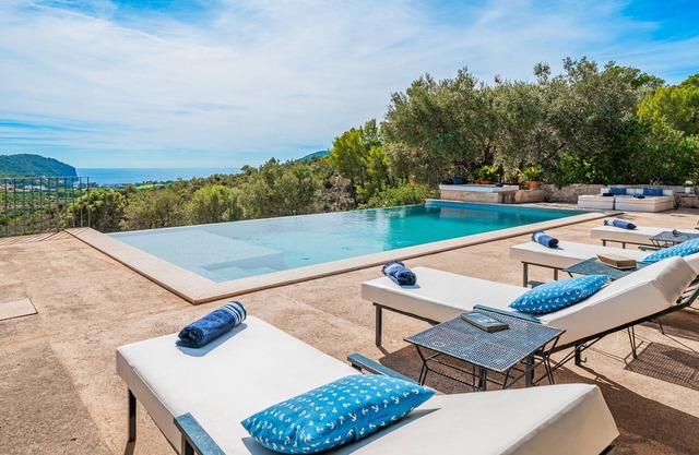 Villa 'Luisa' with Sea View, Private Pool and Wi-Fi