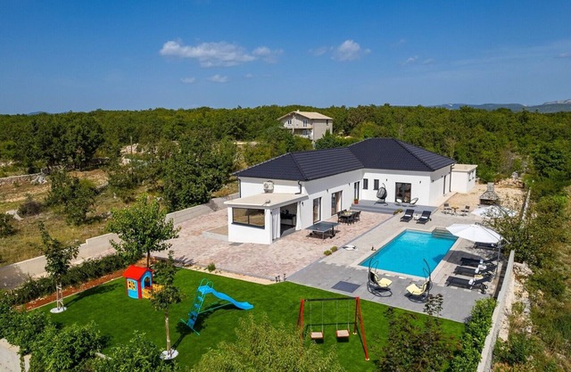 Villa Lukas with 4 bedrooms, a Media room with PS5, 44sqm private heated pool