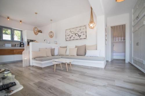 Villa Luna Bianca, located in Stelida Naxos area.