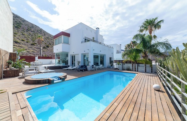 Villa 'Lux' with Sea View, Wi-Fi and Air Conditioning