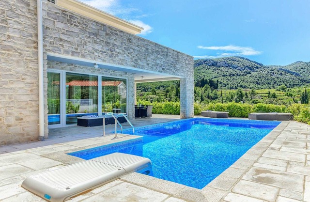 Villa Luxoria - for 10 guests with 4 bedrooms, a private pool and a spa