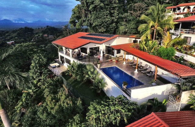 Villa Macaw Luxury 5 Bdrm, Pool, Ocean, Surf & Sunset Views