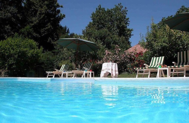 Villa Maestosa: An elegant and welcoming two-story historical villa built in the 19th century, surrounded by a wonderful age-old garden, with Free WI-FI.