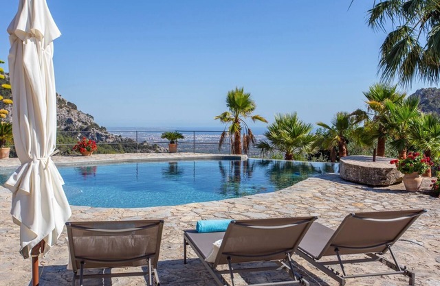 Villa Magnolia - Luxury Mallorcan finca with tennis court, mountain and sea.