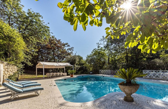 'Villa Magnolia' with Shared Pool, Wi-Fi and Air Conditioning