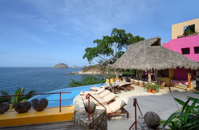 Villa Mandarina's Ocean front Estate 8-16 Bedrooms PRICE LISTED is for 8 rooms.