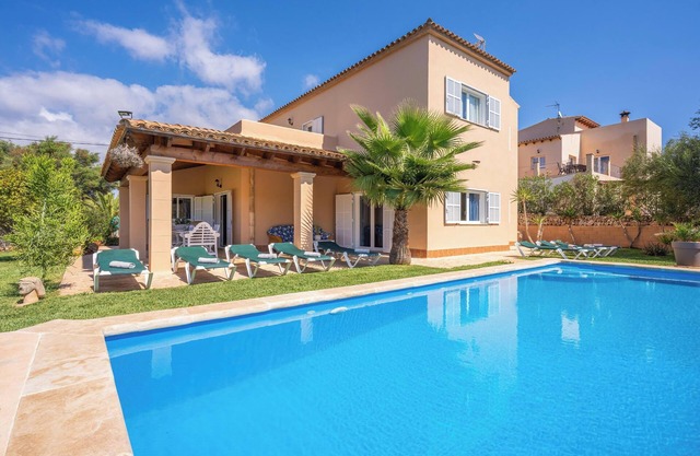 "Villa Manuela" with Infinity Pool, Garden & Wi-Fi