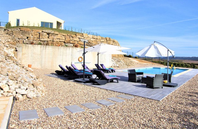 “Villa Mar” Great Villa, 3 mim from beach, hea pool, Jacuzzi, Panoramic view.