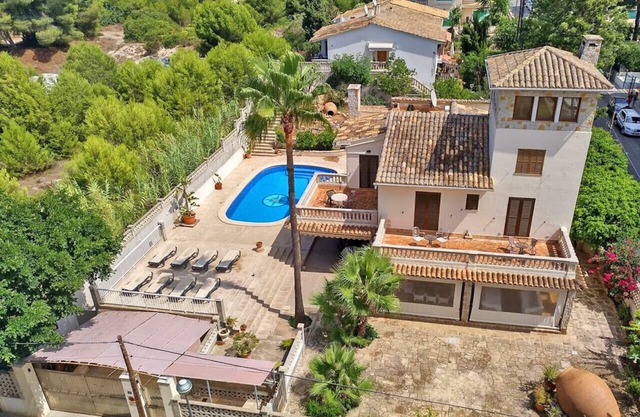 Villa Maravillas next to the beach with a pool, garden and terraces