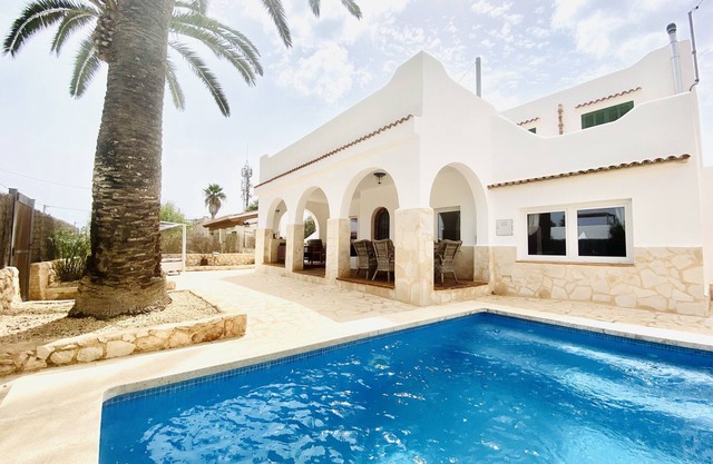 "Villa Maria" for 6 people with pool & walking distance to the beach