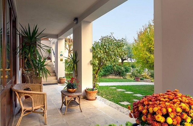 Villa Marsica D: An elegant and welcoming apartment that is part of a villa immersed in a splendid landscape, in the heart of a wonderful little town, with Free WI-FI.