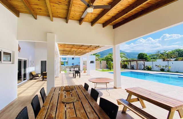 Villa Martha Con Piscina Contiguo a la Playa