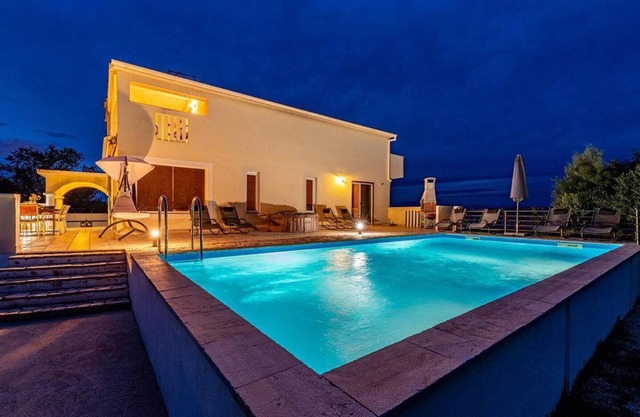 Villa Maslina - Four Bedroom Villa, Sleeps 9