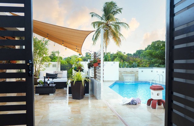 Villa Maxine Retreat: Mountainview Pool Escape