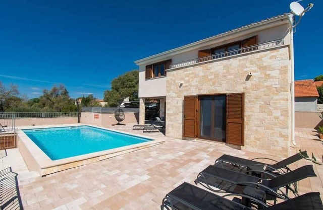 Villa Meadow with swimming pool