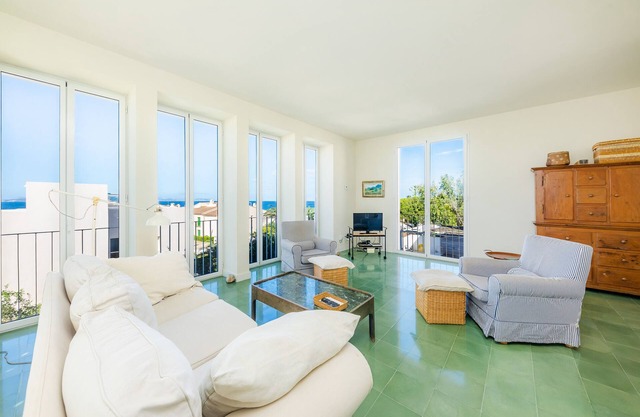 'Villa Mercedes' with Sea View, Terrace & Wi-Fi