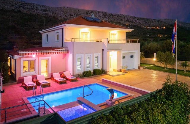 VILLA MILLA with private pool, jacuzzi, sauna, gym, max. 8 person